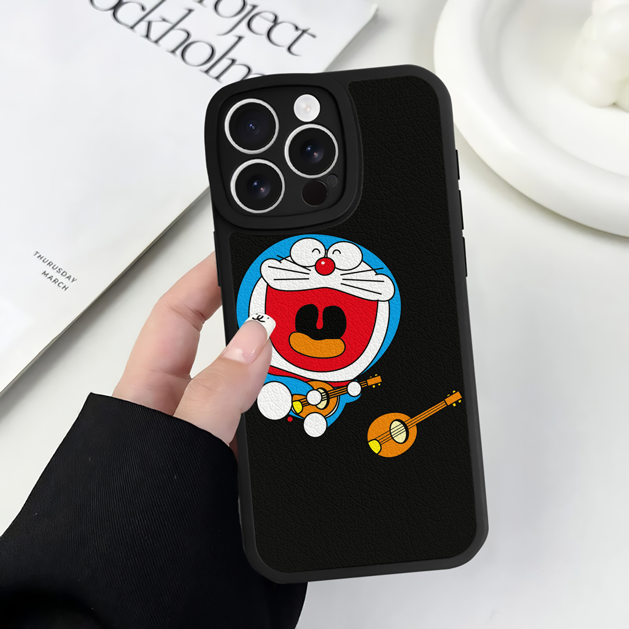 （画像用） ドラえもん Doraemon 【iPhone 16シリーズ対応】シリコンスマホケース（レザー調） 材質：シリコン